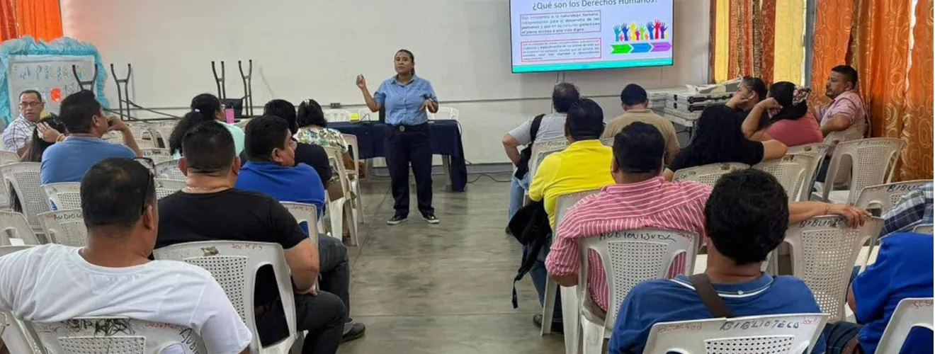 Pláticas y taller dirigido a padres y madres de familia, así como a servidores públicos.